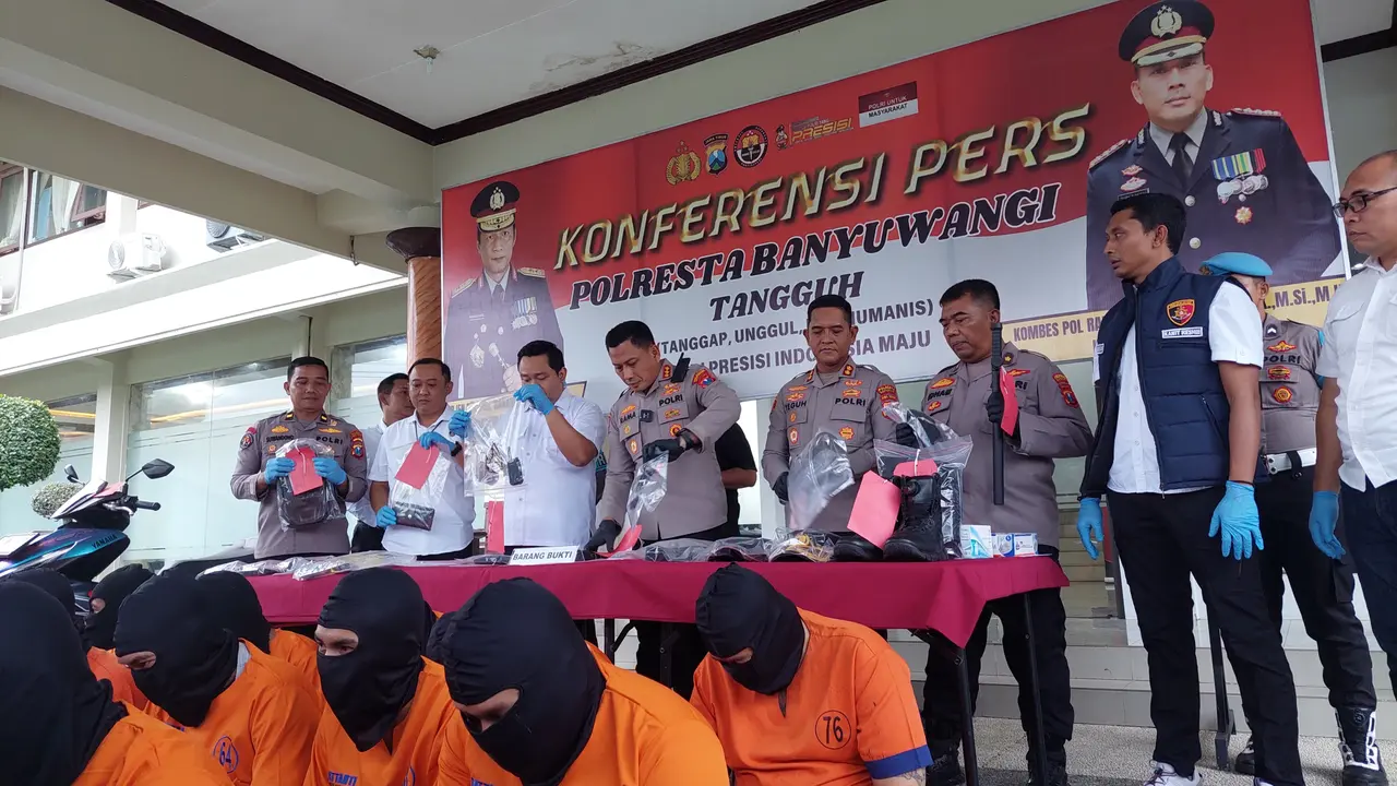 Para tersangka pengedar narkoba di Banyuwangi dihadirkan dalam konfrensi pers di Mapolresta Banyuwangi (Istimewa)