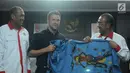 Mantan pemain tim nasional Inggris, Michael Owen (tengah) menerima suvenir batik dari Sesmenpora, Gatot S Dewa Broto (kanan) usai pertemuan di kantor Kemenpora, Jakarta, Senin (5/2). Pertemuan berlangsung terbuka. (Liputan6.com/Helmi Fithriansyah)