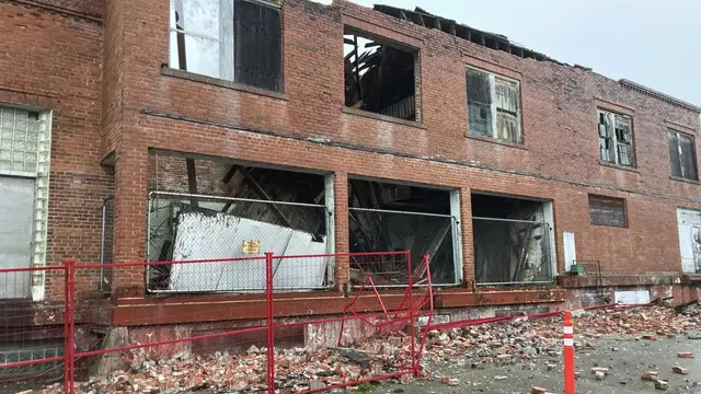 Kerusakan akibat gempa terlihat di gedung Humboldt Creamery di Loleta, California, Selasa 20 Desember 2022 (Ruth Schneider / The Times-Standard via Associated Press)