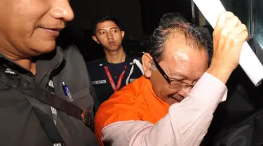 Direktur PT Media Karya Sentosa, Antonius Bambang Djatmiko keluar dari Gedung KPK mengenakan baju tahanan, Jakarta, Selasa (2/12/2014). (Liputan6.com/Miftahul Hayat) 