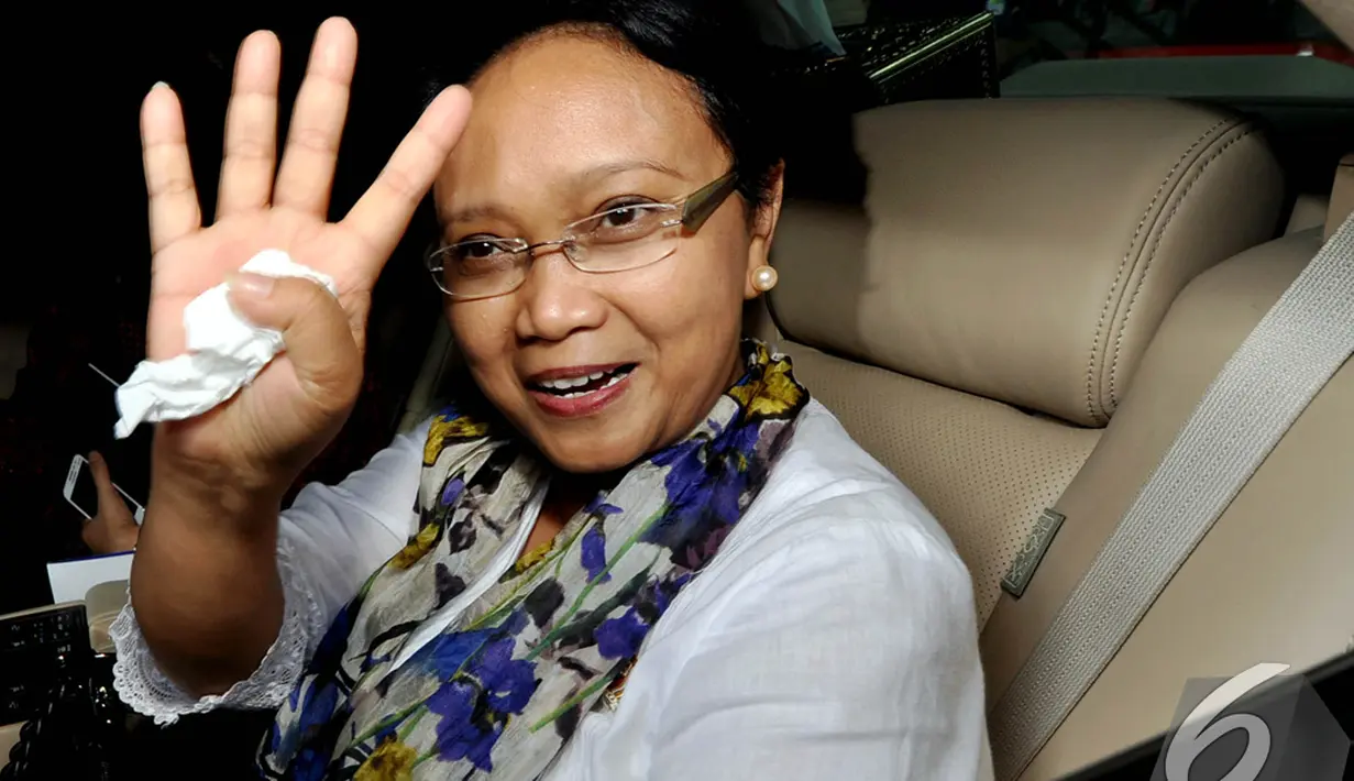 Menteri Luar Negeri, Retno Marsyudi melambaikan tangan kepada awak media usai menyerahkan LHKPN kepada KPK, Jakarta, Kamis (4/12/2014). (Liputan6.com/Miftahul Hayat)