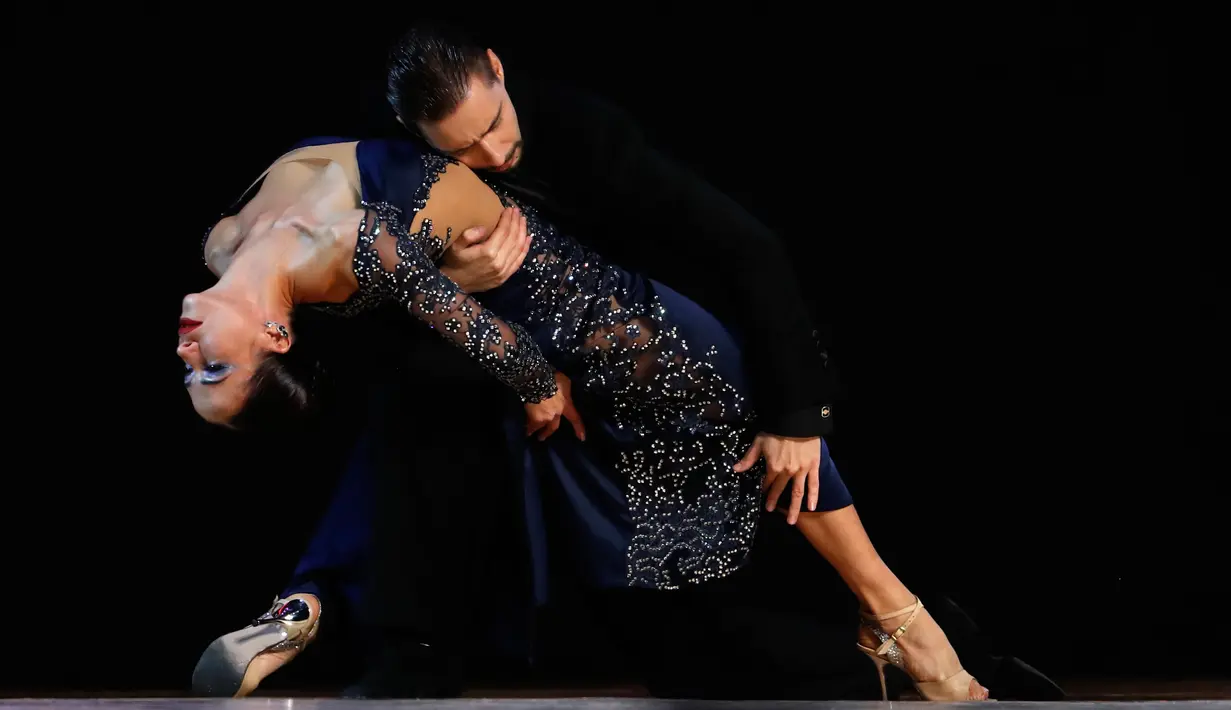 Pasangan asal Rusia, Dmitriy Kuznetsov dan Olga Nikolaeva tampil dalam putaran final kategori Stage di Tango Dance World Championship 2019 di Buenos Aires, Argentina, Rabu (21/8/2019). Tango Dance World Championship 2019 diselenggarakan selama 10 hari. (AP Photo/Natacha Pisarenko)