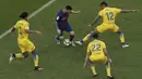 Bintang Barcelona, Lionel Messi, berusaha melewati kepungan pemain Las Palmas pada laga La Liga Spanyol di Stadion Camp Nou, Katalonia, Minggu (1/10/2017). Barcelona menang 3-0 atas Las Palmas. (AP/Manu Fernandez)