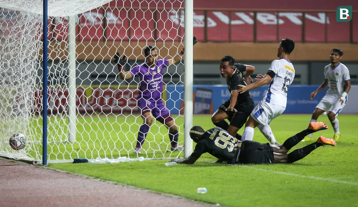 Pemain Dewa United, Selamet Budiono (tengah) mencetak gol pertama timnya ke gawang PSIM Yogyakarta dalam matchday pertama Grup Y Babak 8 besar Liga 2 2021 di Stadion Wibawa Mukti, Cikarang, Kamis (16/12/2021). (Bola.com/Bagaskara Lazuardi)