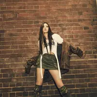 Giselle tampil mengenakan atasan putih Bayer Munchen dengan aksen tali ke bawah, dipadukak mini skirt cargo seharga Rp1,4 juta dari Crank. Penampilannya dilengkapi jaket cokelat dan sepatu boots motif Army dari Dolce Gabbana seharga Rp23 jutaan. Credit: Instagram (@aespa_official)