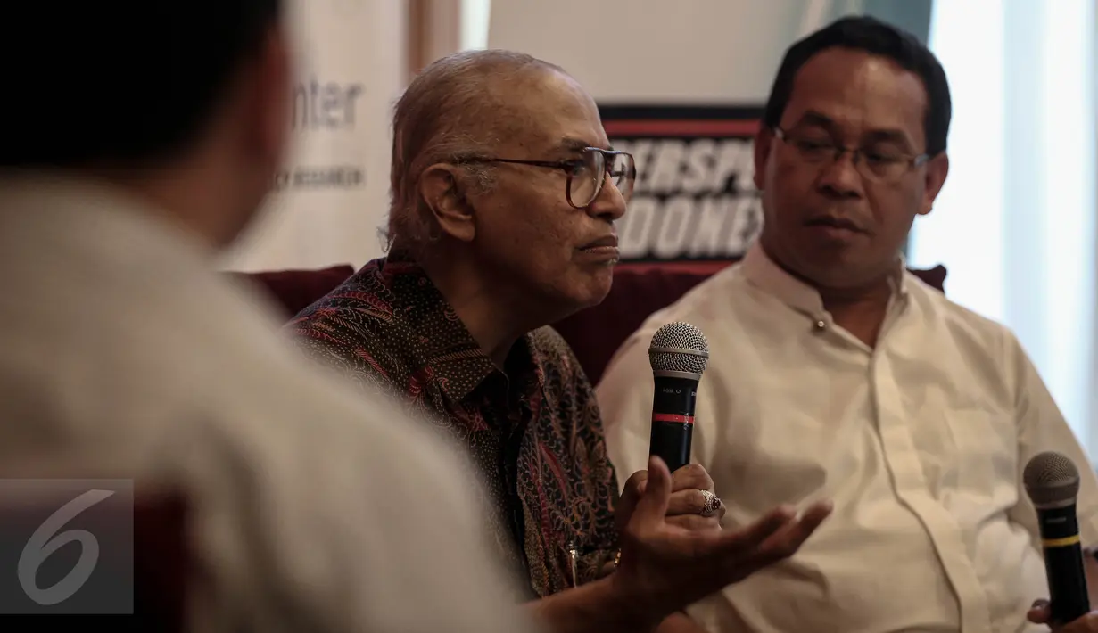 Pengamat Militer Salim Said (kedua kanan) saat diskusi "Akhirnya Golkar Bisa Gelar Munaslub", Jakarta, (6/5/2016). Iuran atau kontribusi kepada partai sebagai syarat administrasi pendaftaran calon ketua umum Golkar. (Liputan6.com/Faizal Fanani)