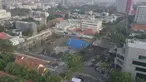 Foto aerial kondisi tanah di Jalan Raya Gubeng, Surabaya, Jawa Timur, Rabu (19/12). Jalan raya tersebut amblas sedalam sekitar 20 meter dengan lebar 30 meter pada Selasa malam. (Liputan6.com/Pool/FB Dishub Kota Surabaya)