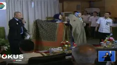 Selain kain ibu Iriana Jokowi, barang pribadi pejabat yang banyak diminati adalah baju batik milik Menteri Keuangan (Menkeu) Sri Mulyani.
