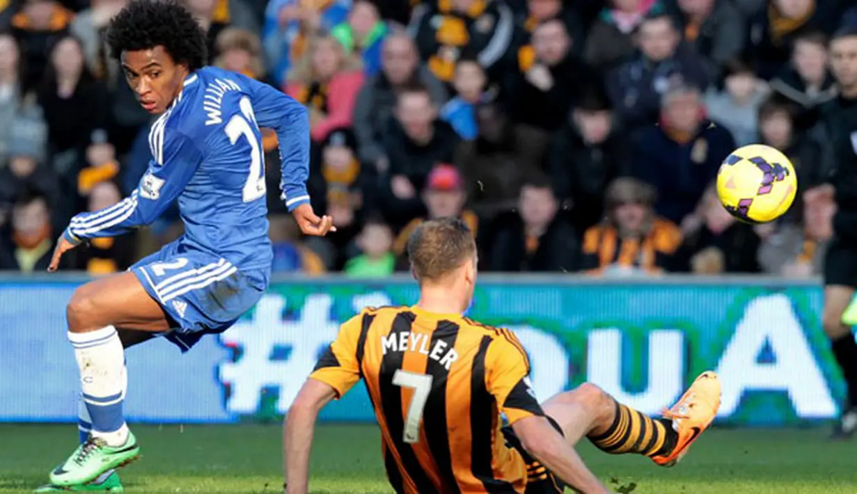 David Meyler berusaha merebut bola dari Willian pada pertandingan sepak bola Liga Inggris antara Hull City vs Chelsea di Stadion Kingston Communications, Hull (11/01/14). (AFP/Lindsey Parnaby)