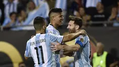 Argentina menggulung Panama dengan skor 5-0, pada laga kedua Grup D Copa America Centenario 2016, di Stadion Soldier Field, Chicago, Amerika Serikat, Sabtu (11/6/2016). Lionel Messi cetak hattrick. (AFP/Omar Torres)