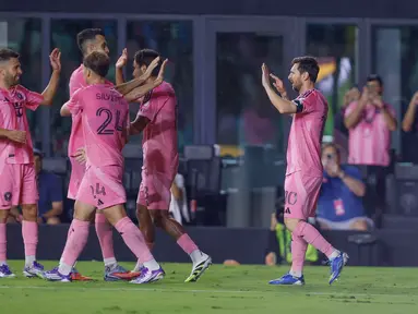 Penyerang Inter Miami asal Argentina, Lionel Messi (kiri) merayakan gol keduanya dalam lanjutan Major League Soccer 2025/2026 melawan D.C United di Chase Stadium, Fort Lauderdale, Florida, Amerika Serikat pada 20 September 2025 waktu setempat atau Minggu (21/9/2025) pagi WIB. (Chris Arjoon/AFP)