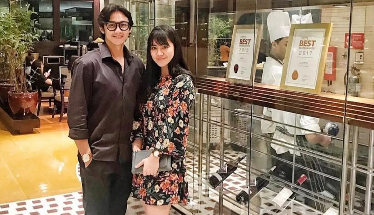 Saat acara formal, Caesar Hito tampil mempesona dengan setelan kemeja & celana hitam serta Felicya Angelista memakai dress hitam bermotif bunga yang membuatnya terlihat elegan. (Liputan6.com/IG/@hitocaesar)