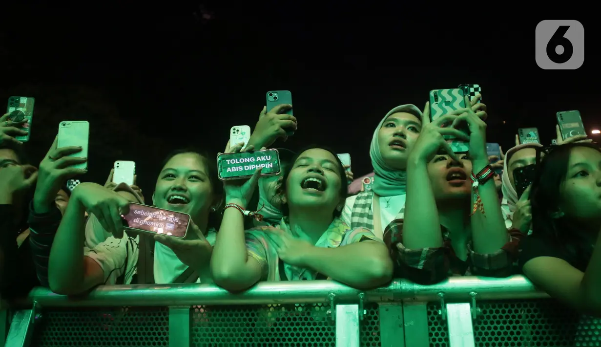 Penonton saat menyaksikan penampilan grup band Vierratale di panggung Bergelora perhelatan Berdendang Bergoyang Festival, Kawasan Istora Senayan, Jakarta, Jumat (28/10/2022). Vierratale tampil menghentak dan enerjik dengan membawakan sejumlah lagu, diantaranya Seandainya, Terlalu lama, dll. (Liputan6.com/Helmi Fithriansyah)