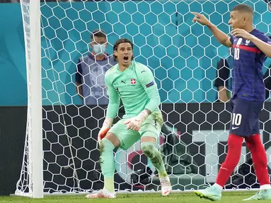 Kiper Swiss Yann Sommer bereaksi setelah pemain Prancis Kylian Mbappe gagal mencetak gol melalui penalti pada pertandingan babak 16 besar Euro 2020 di Stadion National Arena, Bucharest, Rumania, Selasa (29/6/2021). Swiss menyingkirkan Prancis usai menang 5-4 (3-3). (AP Photo/Vadim Ghirda, Pool)