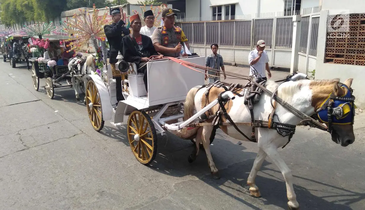 Peserta menaiki kereta kuda saat mengikuti pawai taaruf Musabaqah Tilawatil Quran (MTQ) tingkat Kota Tangerang Selatan di Alam Sutera, Serpong Utara, Senin (9/9/2019). Pawai ini dalam rangka menyukseskan MTQ yang akan berlangsung hingga 12 November. (merdeka.com/Arie Basuki)
