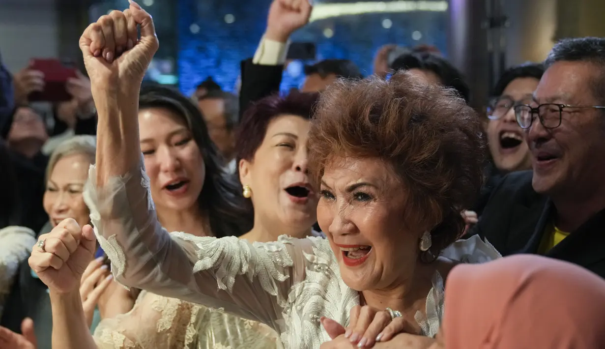 Ibu dari Michelle Yeoh, Janet Yeoh (kanan) merayakan setelah putrinya menang untuk kategori aktris terbaik (Actress in Leading Role) selama Academy Awards ke-95 di Los Angeles, seperti yang terlihat dalam acara tayangan langsung di sebuah bioskop di Kuala Lumpur, Malaysia, Senin (13/3/2023). Michelle Yeoh menang berkat film Everything Everywhere All At Once yang sensasional. (AP Photo/Vincent Thian)
