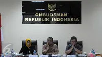 (Ki-ka) Wakil Ketua Ombudsman RI Lely Pelitasari Soebekty, Mendikbud Anies Baswedan dan anggota Ombudsman Alvin Lie di kantor Ombudsman RI, Jakarta, Rabu (4/5). Ombudsman mengadukan temuan evaluasi UN SMA/SMK 2016 lalu. (Liputan6.com/Helmi Afandi)