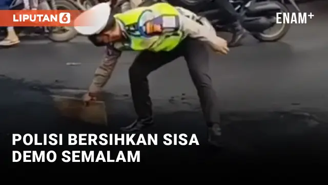 Polisi Sapu Bersih Sisa-sisa Pembakaran Pendemo