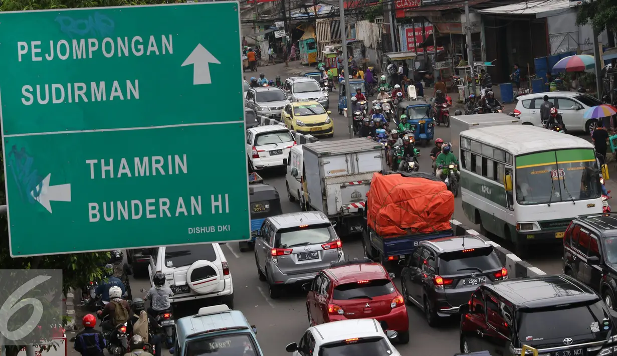 Kendaraan terjebak macet di kawasan Tanah Abang, Jakarta, Rabu (25/5). Banyaknya aktivitas di kawasan tersebut membuat arus lalu lintas selalu mengalami kemacetan, meskipun telah terbebas dari pedagang kaki lima (PKL). (Liputan6.com/Immanuel Antonius)