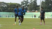 Dua pemain asing Arema, Ichaka Diarra dan Charles Lokolingoy dalam sesi latihan di Stadion Gajayana Malang, Rabu (31/5/2023) sore. (Bola.com/Iwan Setiawan)