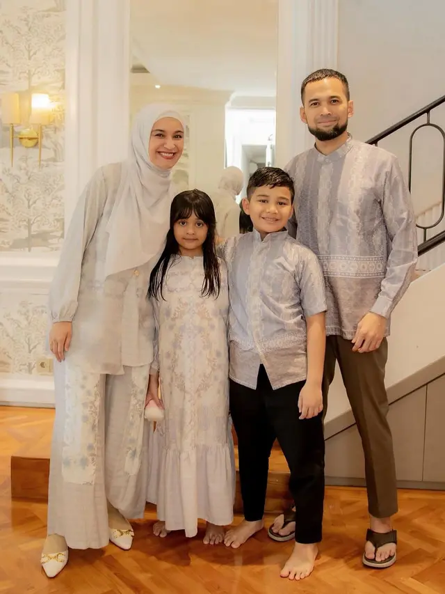 8 Gaya Kompak Keluarga Artis Pakai Baju Kembaran di Momen Idul Adha 2024, Dinda Hauw Pakai Baju Melayu hingga Margin Wieheerm Serba Merah