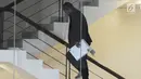 Sekretaris Menteri (Sesmen) BUMN, Imam Apriyanto Putro menaiki tangga menuju ruang pemeriksaan di Gedung KPK, Jakarta, Kamis (1/11). Imam diperiksa sebagai saksi untuk tersangka mantan Dirut PT Asuransi Jasindo, Budi Tjahjono. (Merdeka.com/Dwi Narwoko)