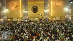Ribuan umat muslim sebelum melaksanakan Salat Jumat di Masjid Istiqlal, Jakarta, Jumat (10/6). Umat muslim memadati masjid Istiqlal menunaikan salat Jumat pertama di bulan Ramadan 1437 H. (Liputan6.com/Gempur M Surya)