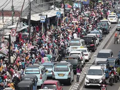 Ribuan orang memadati dikawasan Tanah Abang, Jakarta, Minggu (19/6). Meskipun hari raya Lebaran masih dua pekan lagi, warga Jakarta mulai memadati pasar Tanah Abang untuk kebutuhan berbelanja. (Liputan6.com/Faizal Fanani)