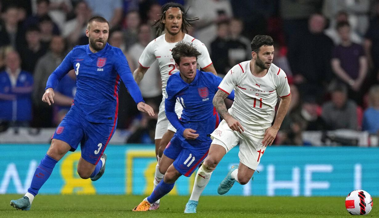 Pemain Swiss Renato Steffen (kanan) dikejar oleh pemain Inggris Mason Mount pada pertandingan uji coba di Stadion Wembley, London, Inggris, 26 Maret 2022. Inggris menang 2-1. (AP Photo/Alastair Grant)