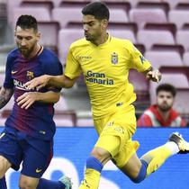 Penyerang Barcelona asal Argentina, Lionel Messi (kiri), berduel dengan bek Las Palmas asal Spanyol, Borja Herrera, selama pertandingan Liga Spanyol antara FC Barcelona dan UD Las Palmas di stadion Camp Nou di Barcelona pada 1 Oktober 2017. (JOSE JORDAN/AFP)