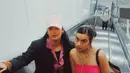 Tak hanya chemistry mereka yang kuat, gaya busana keduanya juga selalu menarik perhatian! Meskipun memiliki gaya yang berbeda, Tara dan Eva berhasil memadukan fashion mereka dengan apik. [@taabasro].