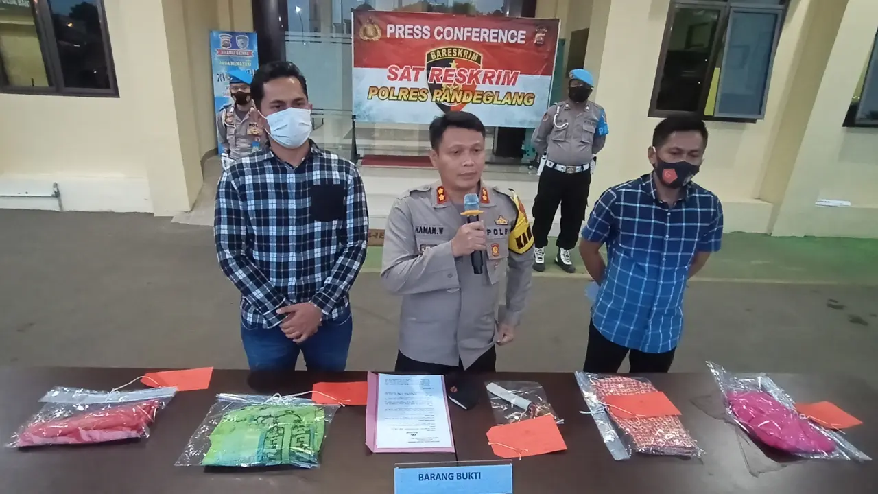 Polres Pandeglang Amankan Pelaku Mesum Di Pemandian Cikoromoy, Kabupaten Pandeglang, Banten. (Kamis, 20.05/2021). (Liputan6.com/Yandhi Deslatama).