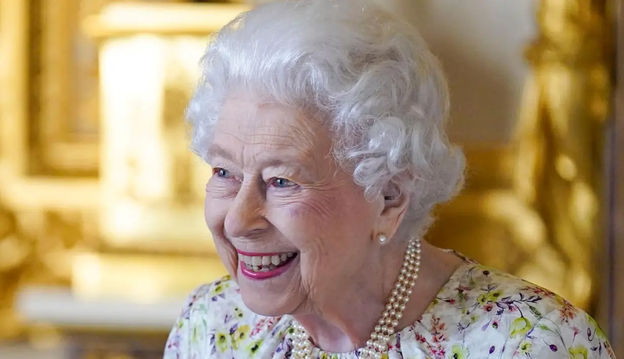Ratu Elizabeth II kerap pakai kalung mutiara tiga untai favoritnya (Foto: Instagram @theroyalfamily)