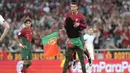 Seorang suporter mengangkat tubuh Cristiano Ronaldo dalam laga Grup J Kualifikasi Euro 2024 antara Portugal dan Bosnia-Herzegovina di Estadio da Luz, Lisbon, Minggu (18/6/2023) dini hari WIB.  (AP Photo/Armando Franca)