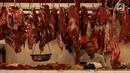 Pedagang daging sapi menunggu pembeli di Pasar Senen, Jakarta, Selasa (29/5). Memasuki Ramadan, harga daging sapi segar masih terpantau berada di harga eceran tertinggi (HET) yang ditetapkan pemerintah. (Liputan6.com/Angga Yuniar)