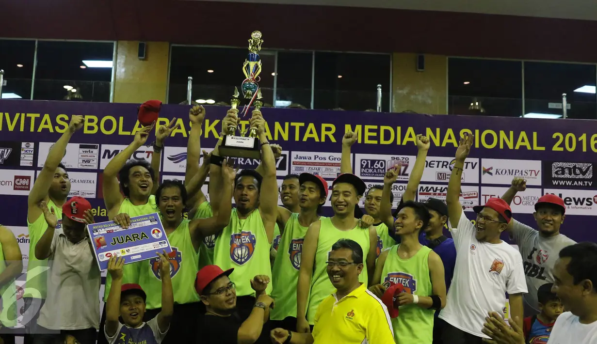 Keceriaan Tim SCTV Emtek usai merebut gelar juara Invitasi Bola Basket Antarmedia Nasional (IBBAMNAS) 2016, Jakarta, Sabtu (16/4). SCTV menang 35-31 atas Kompas TV pada laga final. (Liputan6.com/Herman Zakharia)