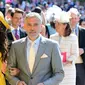 Aktor AS George Clooney (kanan) dan istrinya, Amal Clooney (kiri) tiba untuk upacara pernikahan Pangeran Harry dan Meghan Markle di St. George's Chapel, Windsor Castle, Windsor, dekat London, Inggris, Sabtu (19/5). (Ian West/POOL/AFP)
