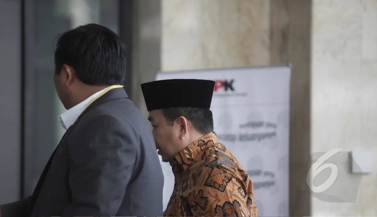 Mantan Ketua Komisi VIII, Jazuli Juwaini saat berada di lobbi KPK untuk menjalani pemeriksaan, Jakarta,Senin (4/5/2015). Jazuli diperiksa terkait dugaan korupsi penyelenggaraan ibadah haji. (Liputan6.com/Helmi Afandi)