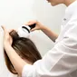 Ilustrasi pemeriksaan kesehatan rambut oleh ahli dermatologi. (c) Shutterstock/Tanya Dol