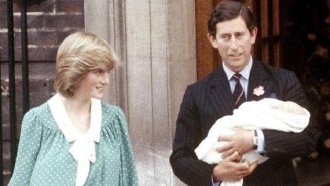 Pangeran Charles menggendong bayi William yang baru dilahirkan oleh Putri Diana di Saint Mary's Hospital, London, Inggris pada 21 Juni 1982. (AP Photo/John Redman)