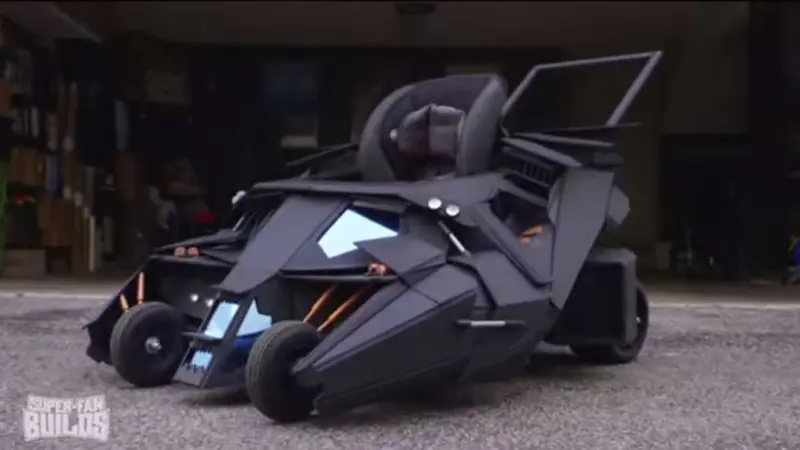 Manjakan Anak, Kereta Bayi Pun Disulap Jadi Batmobile