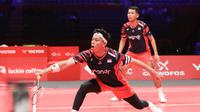 Ganda putra Indonesia Fajar Alfian/Muhammad Rian Ardianto saat menghadapi pasangan Malaysia Aaron Chia/Soh Wooi Yik pada laga Grup B BWF World Tour Finals 2024. Fajar/Rian kalah 21-19, 14-21, dan 15-21 di Hangzhou Olympic Sports Centre Gymnasium, China, Kamis (12/12). (foto: PP PBSI)