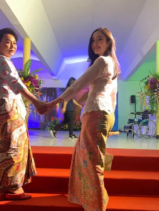 Pesona Nong Poy dengan kebaya putih dan kain bunga-bunga colorful. [@poydtreechad]