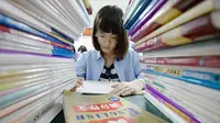 Seorang siswi sekolah menengah mengerjakan soal menjelang ujian tahunan "Gaokao" atau ujian masuk perguruan tinggi di China, Handan, provinsi Hebei Utara (23/5). Gaokao China akan berlangsung 7-8 Juni tahun ini. (AFP Photo/China Out)
