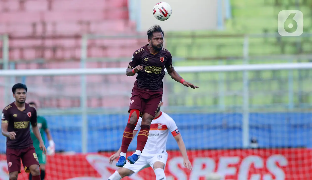 Penyerang PSM Makassar, Zulham Zamrun, menyundul bola saat melawan Borneo FC Samarinda pada laga Piala Menpora 2021 di Stadion Kanjuruhan, Malang, Rabu (31/3/2021). Borneo FC berhasil menahan imbang 2-2 saat menghadapi PSM Makassar. (Bola.com/M Iqbal Ichsan)