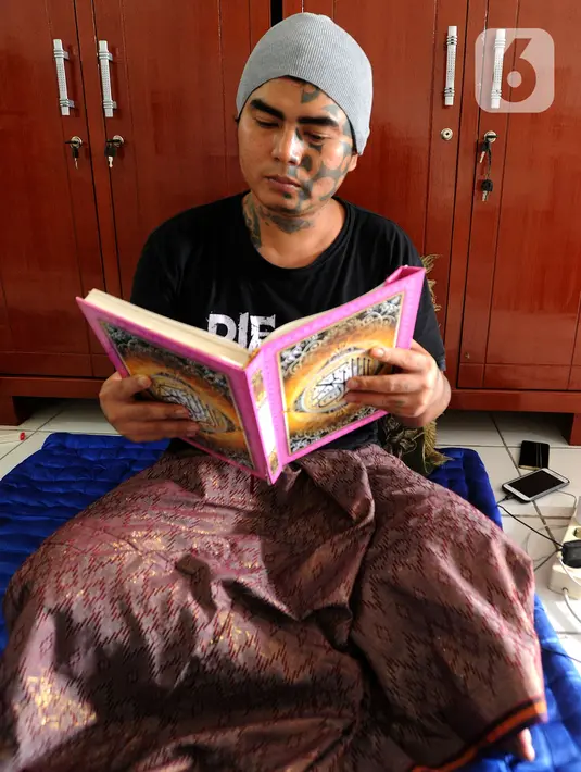 Seorang santri saat membaca Al-Qur’an di Kompleks Ruko Pasar Cimanggis Ciputat Blok C No: 27, Ciptata, Tangerang Selatan. (merdeka.com/Arie Basuki)