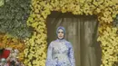 Aktris senior Chintami tampil elegan kenakan gaun batik mega mendung kombinasi lace. (Credits/Tim Muara Bagdja).