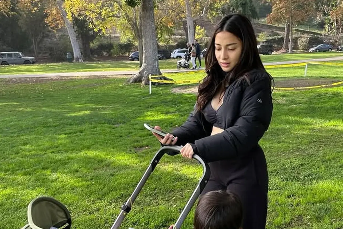 Nikita Willy saat Dorong Stroller Putra Ke-2 di Hari Pertama Tahun 2025