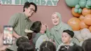 Ririe Fairuz dan Ayus Sabyan kompak menggelar pesta perayaan ulang tahun buah hati yang ke-9. Di momen tersebut, tampak keduanya mengenakan baju senada warna hijau, demikian juga dengan dua anak mereka. Terlihat momen bahagia saat Ririe menyuapi kue ke anaknya yang bertambah usia. (Liputan6.com/IG/@ririe_fairus)
