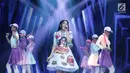 Aksi panggung Via Vallen saat tampil menghibur penonton dalam acara SCTV Music Awards 2018 di Studio 6 Emtek, Jakarta, Selasa (27/4). (Liputan6.com/Faizal Fanani)